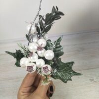 Декоративна гілка з хвої, білих перламутрових ягід, з кристалом та срібним покриттям, 25см. 903-557