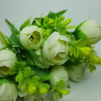 Букет ранункулюса с папоротником и клевером белый