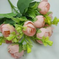 Букет ранункулюса с папоротником и клевером розовый персик