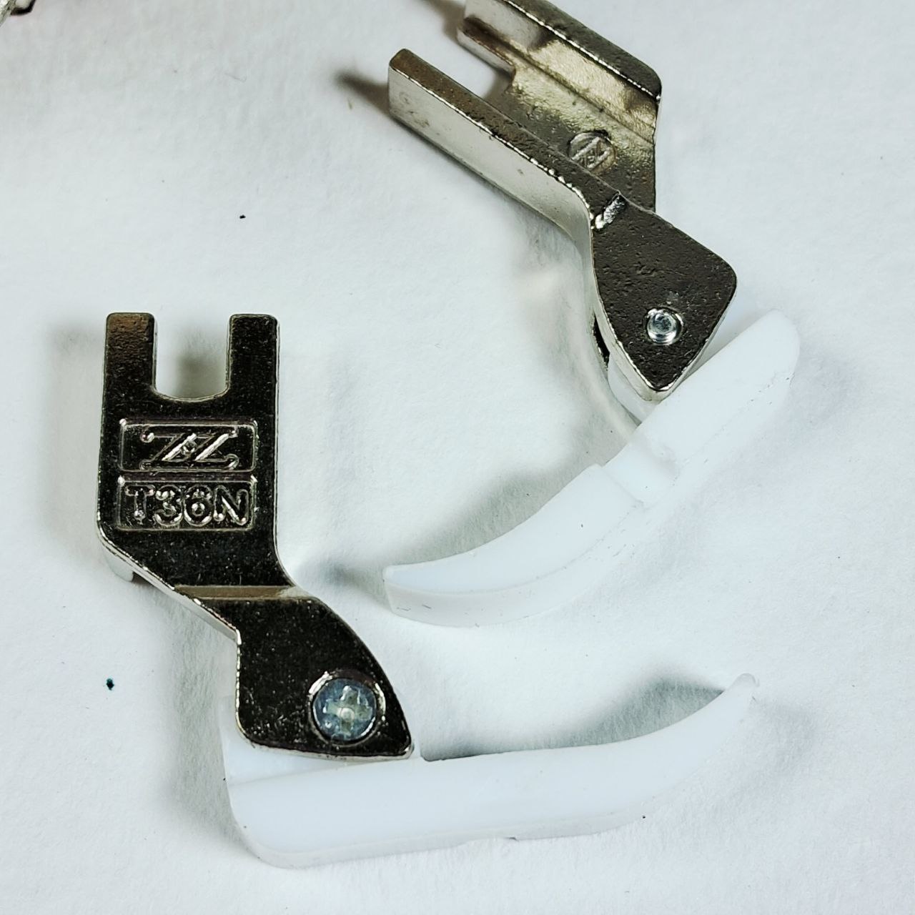 Лапка ПМ для вшивання блискавки фторопласт, одностор, тонка Т36N. CH права