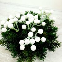 Ягода на веточке белая с зеленым в глитере Я75