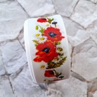 Репс 2,5см червоні маки з ромашками, на білому фоні D17025