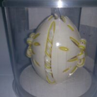 Яйцо Пасхальное резное, белое с желтым