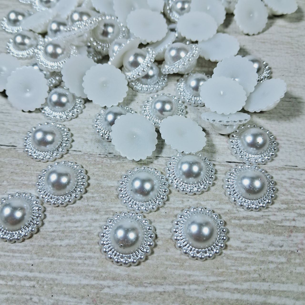 Полубусина-цветок с окантовкой 16мм белый 5г