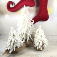 Ялинка декоративна засніжена в джутовому мішечку, 12*12*20 см, колір білий 122-179