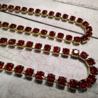Стразовая лента ss12  2мм красная в золоте