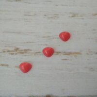 Ніс трикутний плоский червоний клейовий 7*8мм