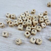 Намистини Дерев'яні Кубики білі буква "А" 10*10*10мм 50г