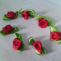Розочки с листиками из лент 2,5*1,5см красные 19546