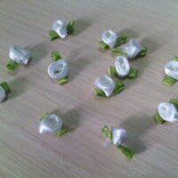 Розочки маленькие атласные белые 1см