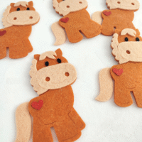 Декоративний виріб з фетру Коник 10см теракот 120832