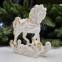 Фігурка оксамит Кінь на санях 10*9см бiлий з золотим декором 612579
