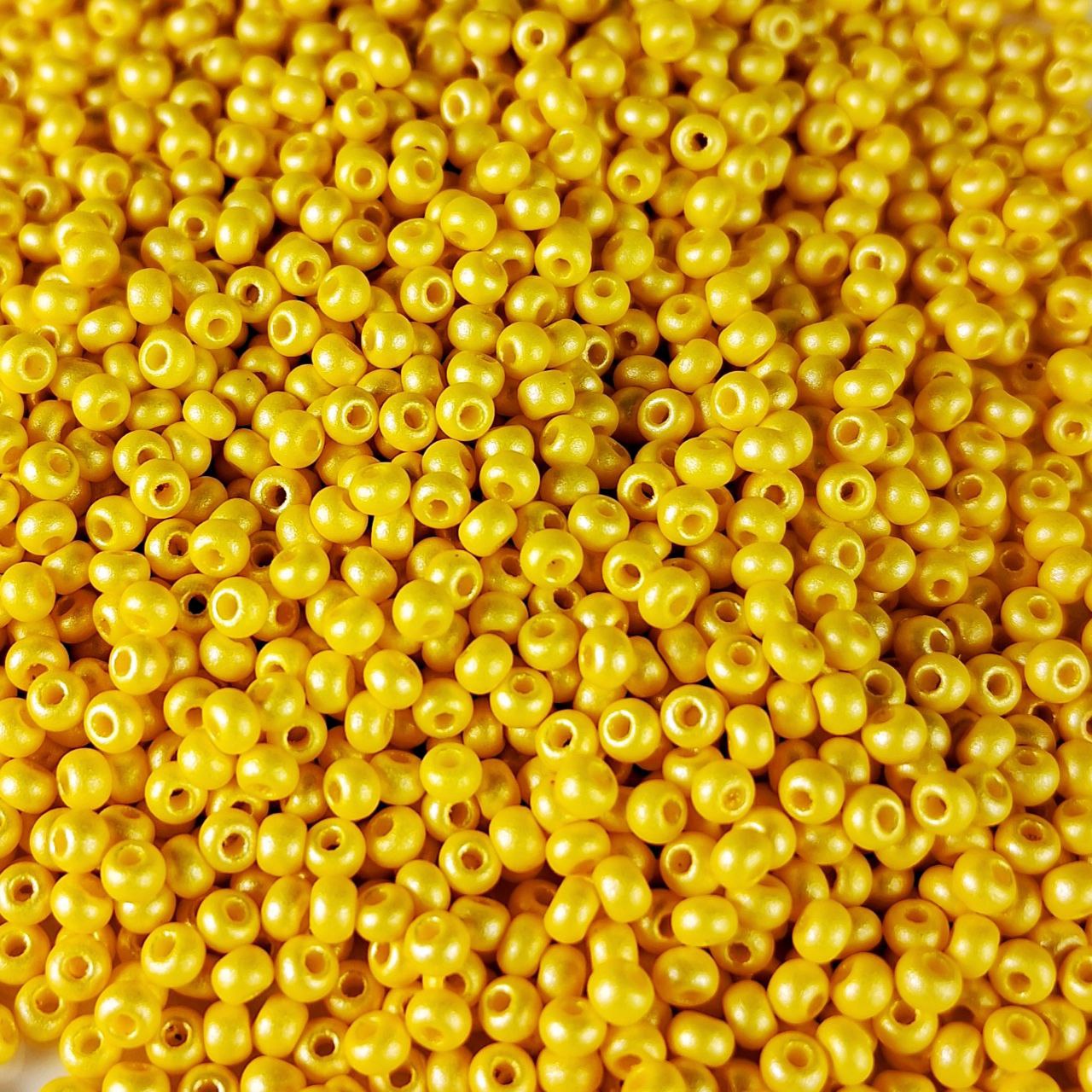 Бісер 22002 Preсiosa 10/0 жовтий перламутровий 25г