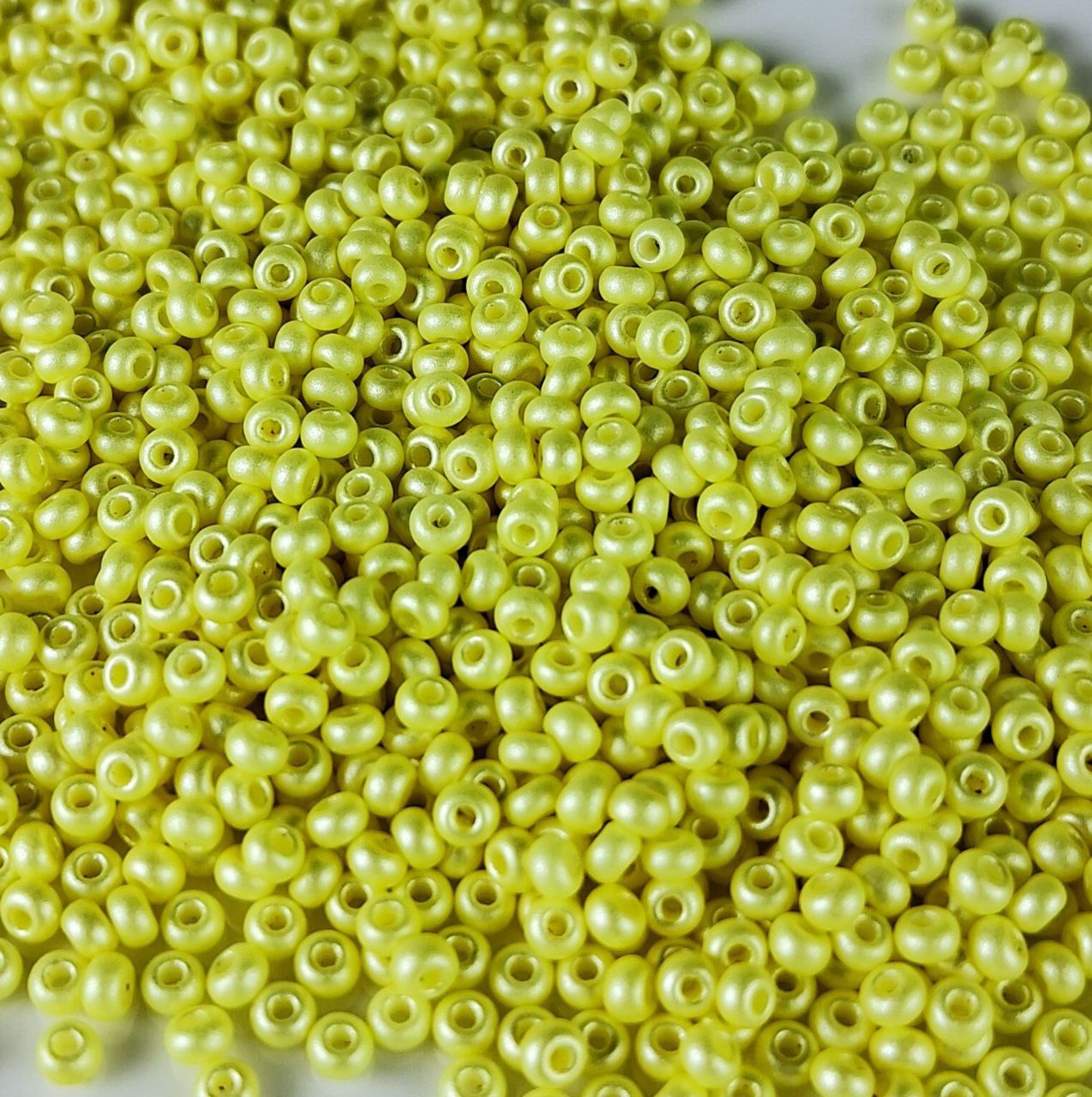 Бісер 22001 Preсiosa 10/0 жовтий перламутр 25г