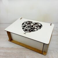 ПА-К-001б Коробка белая с гравировкой Сердечко 30,5*20,5*11см