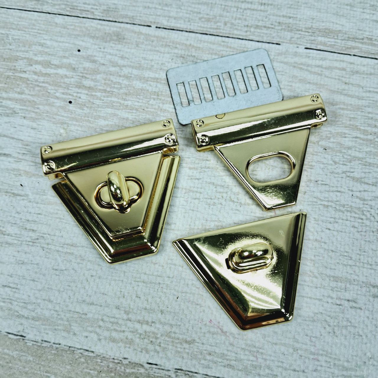 Замок-трикутник 61000120 4*4,5см золото