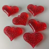 Сердца пластиковые с отверстием 1,5см 570310