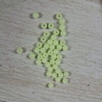 Намистини акрил Флуорисцентні круглі Блідо-зелені 4мм 100шт