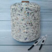 Пряжа Королевская пайетка 100г/125м №4 белая с радужным цветком