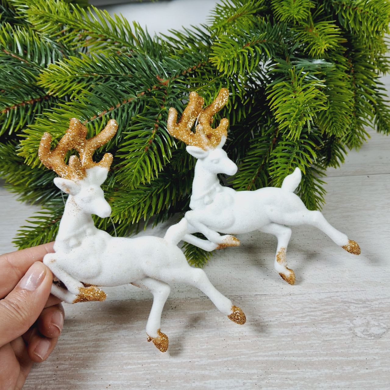 Фігурка пластик Олень в прижку 13*12см бiлий з золотом 612758