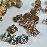 Страз в цапах 8мм скло прозорий в золотi 9042